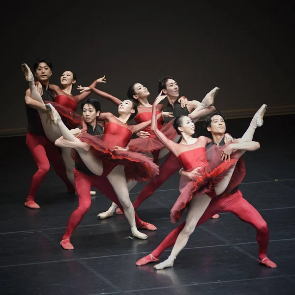 Busan Corea Sur Junio 2019 Grupo Bailarines Ballet Actuando Escenario — Foto de Stock