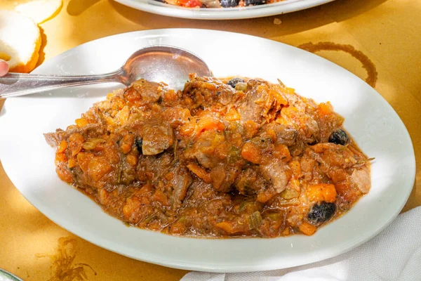 Κοντινό Πλάνο Ιταλικού Πιάτου Φτιαγμένο Κρέας Και Λαχανικά Και Σερβιρισμένο — Φωτογραφία Αρχείου