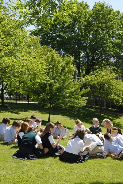 Saint Charles Vereinigte Staaten Mai 2009 Viele Katholische Grundschulkinder Lesen — Stockfoto