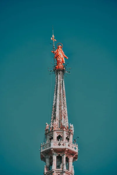 Hermosa Estatua Histórica Madonnina Dorada Catedral Milán Italia — Foto de Stock