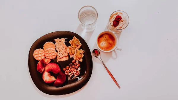 在白盘上享用一顿美味早餐的头像 — 图库照片
