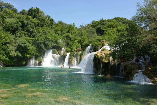 Festői Kilátás Vízesések Zöld Sziklás Mohák Krka Nemzeti Park Horvátországban — Stock Fotó