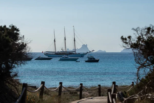 Formentera Hiszpania Cze 2021 Piękne Ujęcie Łodzi Płynących Pobliżu Brzegu — Zdjęcie stockowe