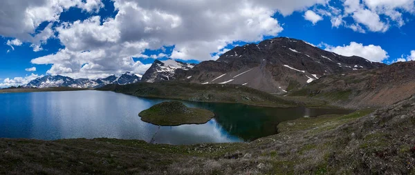 Plano Vertical Una Vista Las Montañas Cielo Azul Con Lago — Foto de Stock