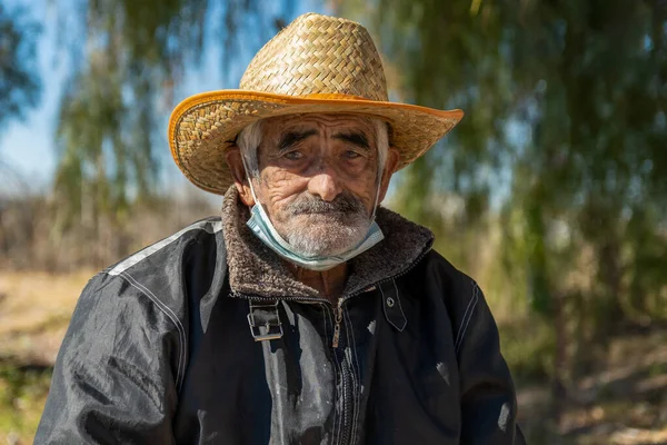 圣拉菲尔 Argentina 2021年7月28日 一位拉丁美洲老人的近照 她的下巴上戴着一顶帽子和一个一次性面具 — 图库照片