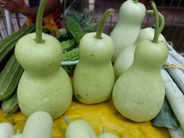 Grüner Flaschenkürbis Aus Nächster Nähe Zum Verkauf Auf Dem Gemüsemarkt — Stockfoto