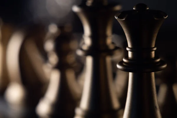 Вибіркове Фокусування Постріл Чорної Королеви Шахової Фігури Дошці — стокове фото