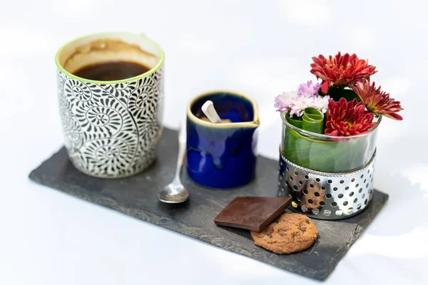 Ensemble Café Avec Des Biscuits Des Fleurs Isolés Sur Fond — Photo