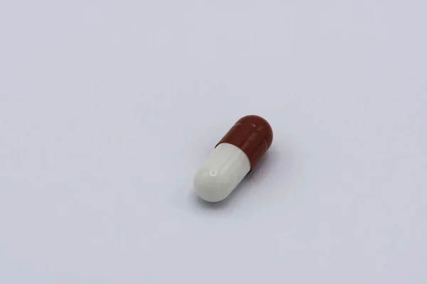 白い背景に赤と白の錠剤のクローズアップショット — ストック写真