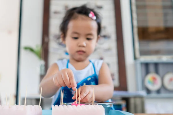 一个泰国可爱的小女孩在幼儿园玩耍 — 图库照片