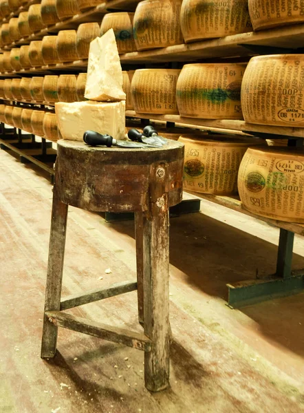 Parma Italy Jan 2021 Vertical Shot Parmesan Cheese Wood Surface — 스톡 사진