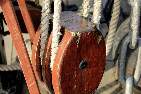 Una Corda Nautica Marrone Sulla Nave — Foto Stock