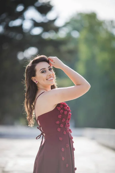 Una Hermosa Mujer Caucásica Bosnia Herzegovina Elegante Vestido Color Burdeos —  Fotos de Stock