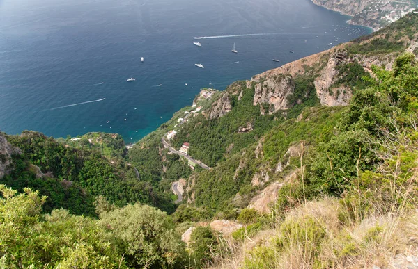 Aerial Shot Beautiful Coastal Cliff Sailing Yachts Water — Stock Photo, Image