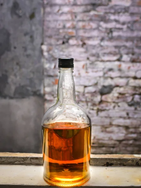 Närbild Flaska Bärnstenswhisky — Stockfoto