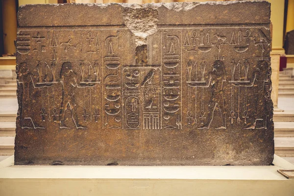 Cairo Egypt Jun 2021 Slab Damaged Stone Engraved Depictions Pharaohs — Stock Photo, Image