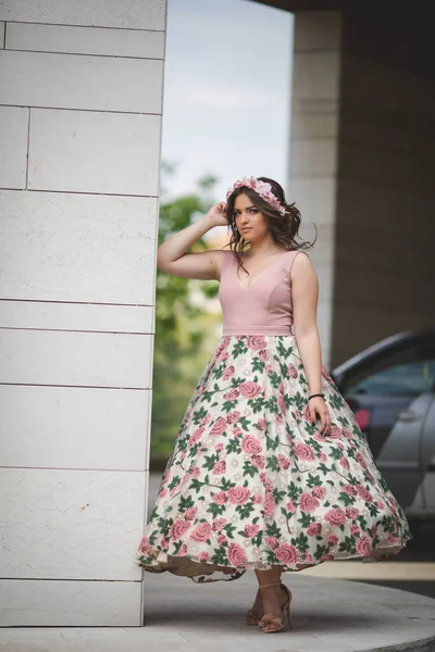 Young Beautiful Caucasian Female Bosnia Herzegovina Wearing Elegant Floral Dress — Stok fotoğraf