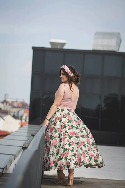 Uma Jovem Bela Mulher Caucasiana Bósnia Herzegovina Vestindo Elegante Vestido — Fotografia de Stock
