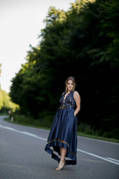 Uma Bela Mulher Caucasiana Bósnia Herzegovina Vestindo Elegante Vestido Azul — Fotografia de Stock
