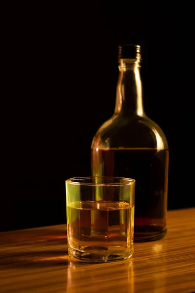 Une Bouteille Verre Whisky Couleur Ambre Sur Table Avec Fond — Photo