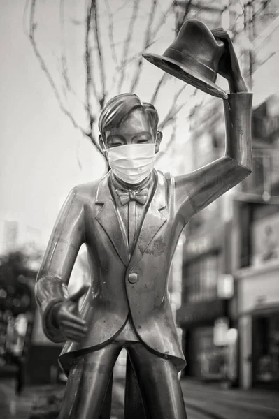 Graustufenaufnahme Einer Statue Eines Mannes Mit Hut Und Gesichtsmaske Busan — Stockfoto