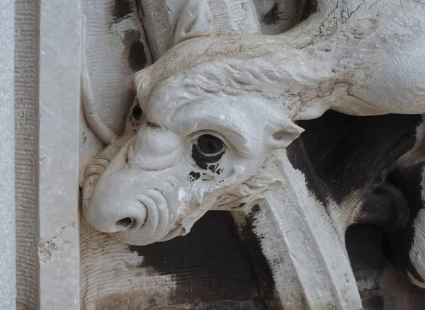 Dračí Socha Historickém Klášteře Jeronimos Portugalsku — Stock fotografie