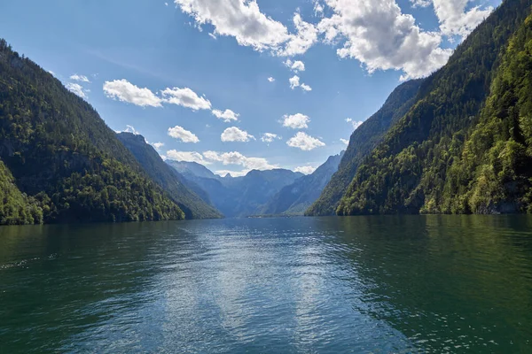 美丽的湖景被两边的青山环绕着 Berchtesgaden国家公园 — 图库照片