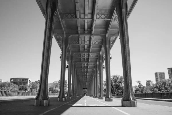 Pont Bir Hakeim Híd Fémoszlopokkal Utakkal Párizsban Franciaországban Fekete Fehér — Stock Fotó