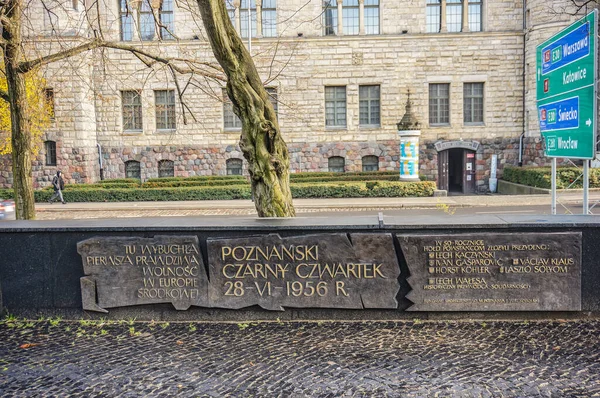Poznan Polonia Noviembre 2016 Texto Sobre Una Escultura Plaza Adam — Foto de Stock