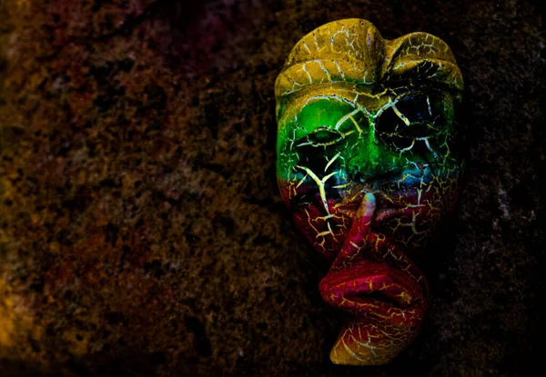 Eine Balinesische Gesichtsmaske Auf Stein Mit Einer Traditionellen Kopfbedeckung Die — Stockfoto