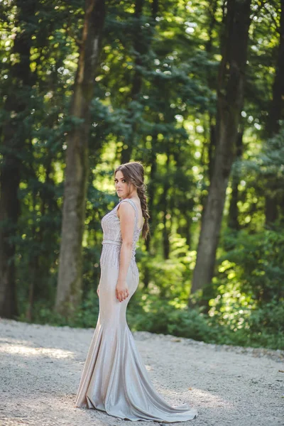Bosna Hersekli Güzel Beyaz Bir Kadının Zarif Bir Elbiseyle Sığ — Stok fotoğraf