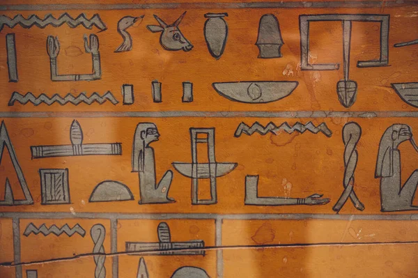 Cairo Egypt Jun 2021 오렌지색 배경에 문자를 회색으로 이집트 박물관의 — 스톡 사진