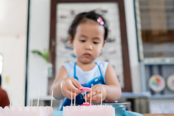 一个泰国可爱的小女孩在幼儿园玩耍 — 图库照片