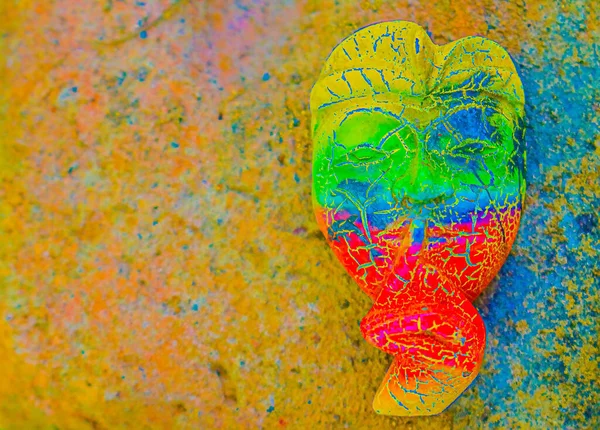 Balijska Maska Kamieniu Tradycyjnym Nakryciem Głowy Pokazująca Palcem Ustach Jakby — Zdjęcie stockowe