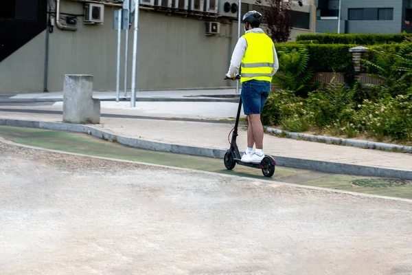 Junge Arbeiter Mit Schutzhelm Und Reflektierender Jacke Fahren Seinen Neuen — Stockfoto