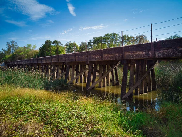 Eine Aufnahme Der Alten Straßenbrücke Der Natürlichen Umgebung Der Landschaft — Stockfoto