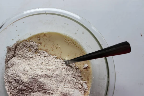 小麦粉と牛乳で満たされたボウルのトップビュー — ストック写真