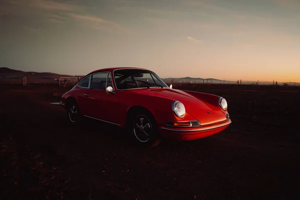 Primo Piano Classico Rosso Porsche 912 Auto Epoca Campo Tramonto — Foto Stock