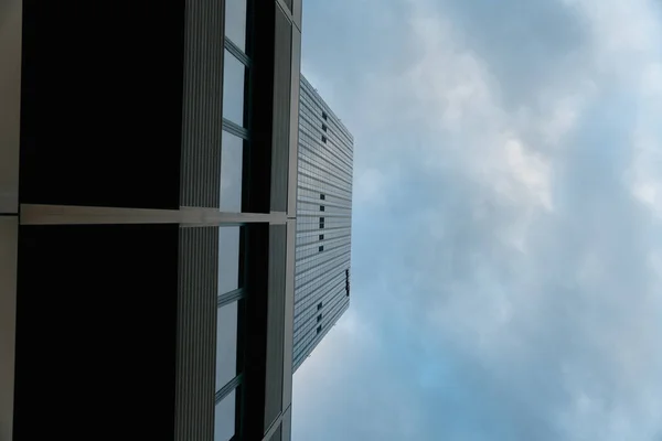Μια Χαμηλή Γωνία Ενός Σύγχρονου Ουρανοξύστη Συννεφιασμένο Ουρανό — Φωτογραφία Αρχείου