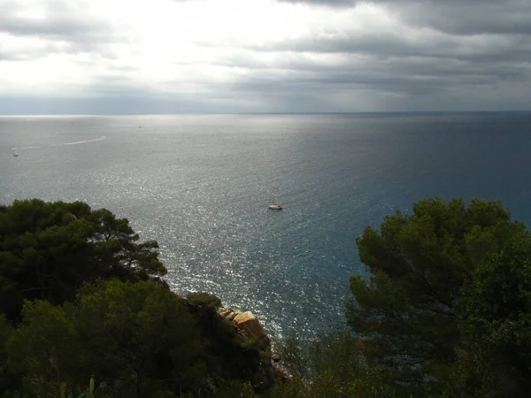 Lloret Mar Spanien Aug 2013 Båt Som Reser Bredvid Liten — Stockfoto