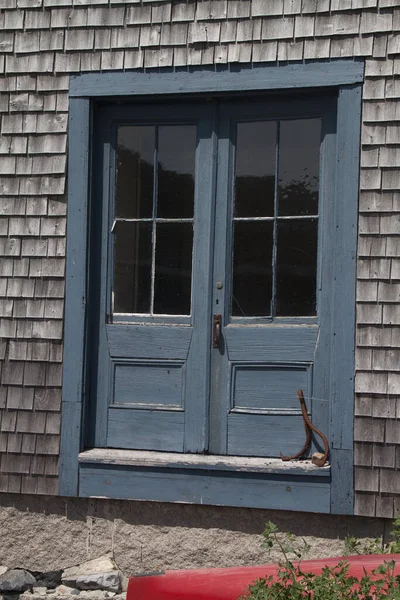 青い古い天気の木製のドア — ストック写真