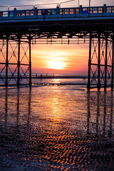 Een Verticaal Shot Van Een Brug Aan Kust Bij Zonsondergang — Stockfoto