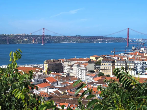 Widok Lotu Ptaka Miasto Lizbona Czerwonym Mostem Kwietnia Rzeką Tejo — Zdjęcie stockowe