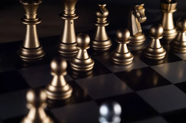 Eine Nahaufnahme Von Goldenen Schachfiguren Auf Dem Brett Schwachem Licht — Stockfoto