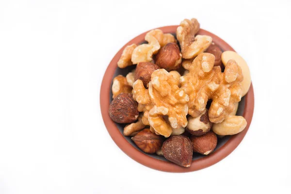 Campuran Kacang Kenari Hazelnut Biji Mete Terisolasi Pada Latar Belakang — Stok Foto