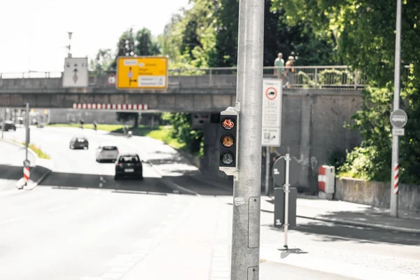 Konstanz Alemanha Mar 2021 Carros Que Passam Por Baixo Ponte — Fotografia de Stock