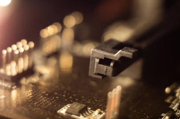 Egy Közeli Felvétel Egy Mikroelektronikáról Amit Fény Borít — Stock Fotó