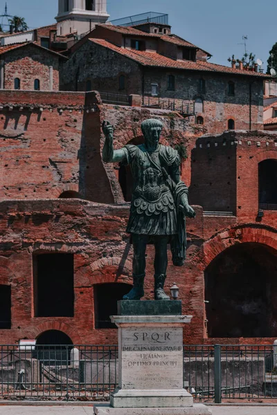 ローマの帝国フォーラムに対する皇帝シーザーの像の垂直ショット イタリア — ストック写真
