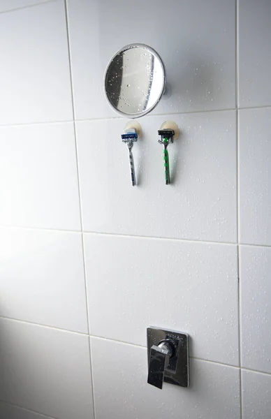 Uma Vista Perto Espelho Lâminas Barbear Parede Cabeça Torneira Chuveiro — Fotografia de Stock