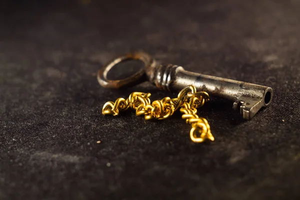 Старый Ключ Золотой Цепью Текстурированной Поверхности — стоковое фото